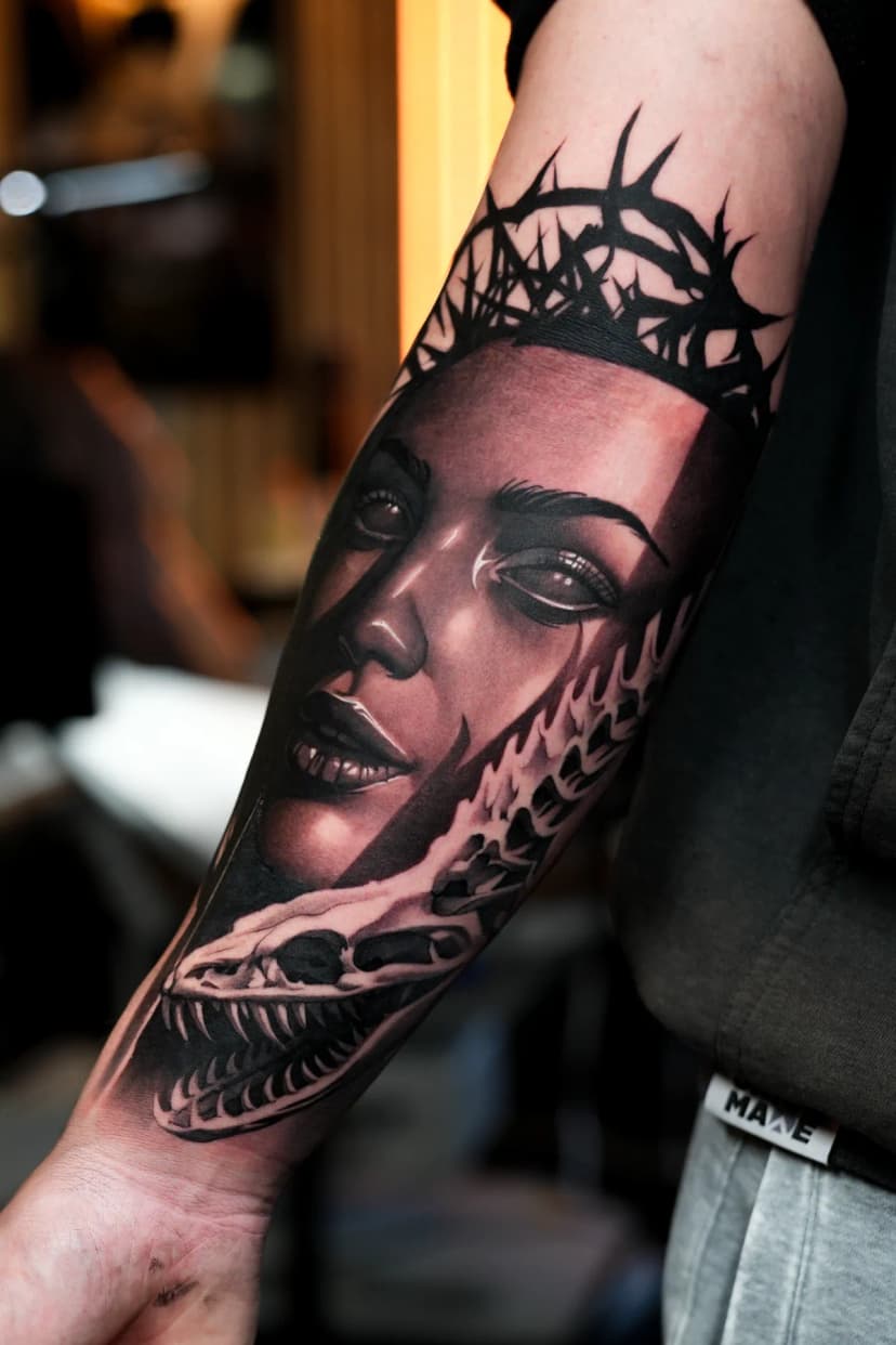 Portrait tatoué avec une couronne sombre, réalisé par Fábio Guerreiro